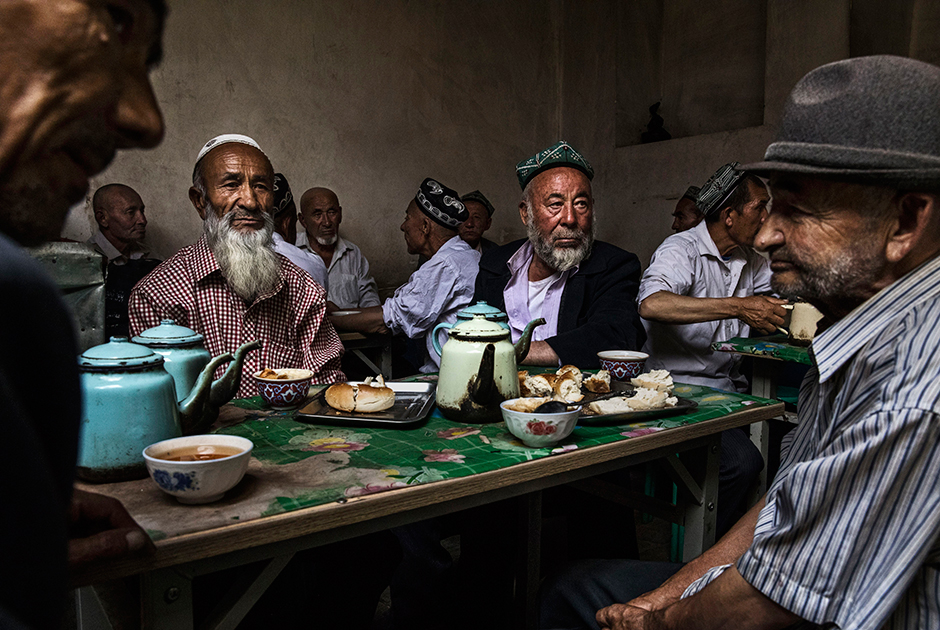 Жизнь в Кашгаре больше напоминает традиционный быт не Китая, а республик Средней Азии. Местные жители носят тюбетейки, отпускают бороды и подолгу сидят в чайханах. И уйгурская кухня очень похожа на среднеазиатскую: лапша, лагман, плов, выпечка в тандыре.