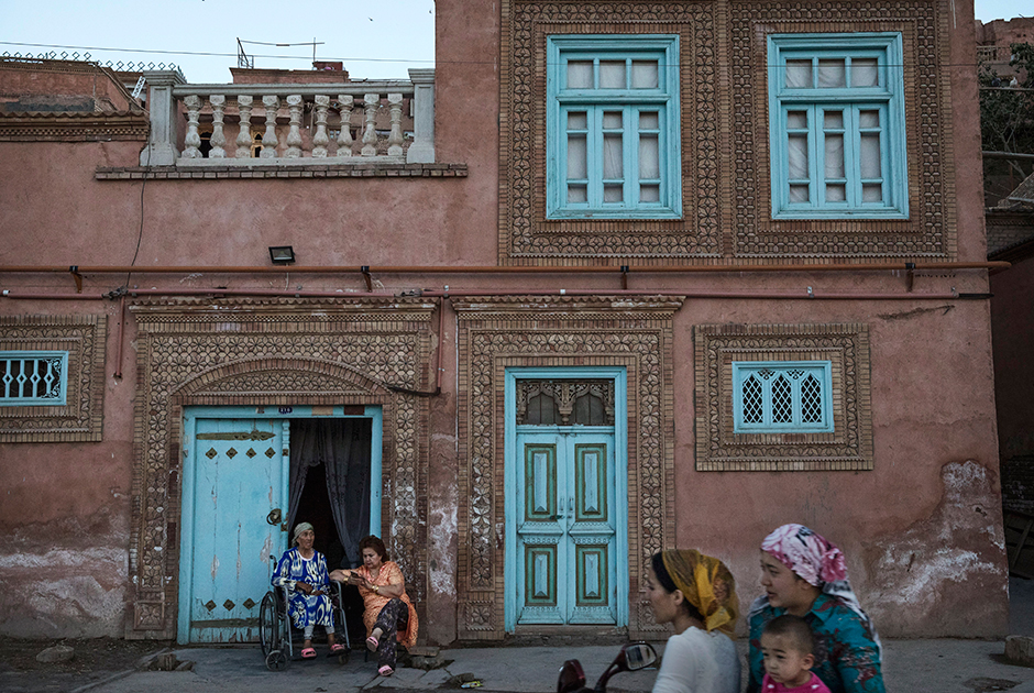 Кашгарские женщины, как и положено мусульманкам, не появляются на улице с непокрытой головой. Но ни о какой парандже или бурке речи не идет, максимум — платок. При этом кашгарки предпочитают платки и платья ярких расцветок.