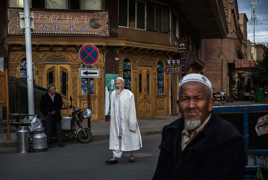 Уйгурские мужчины остаются верны национальному головному убору. Тюбетейка, как и в Средние века, позволяет понять этническую и региональную принадлежность ее владельца. 