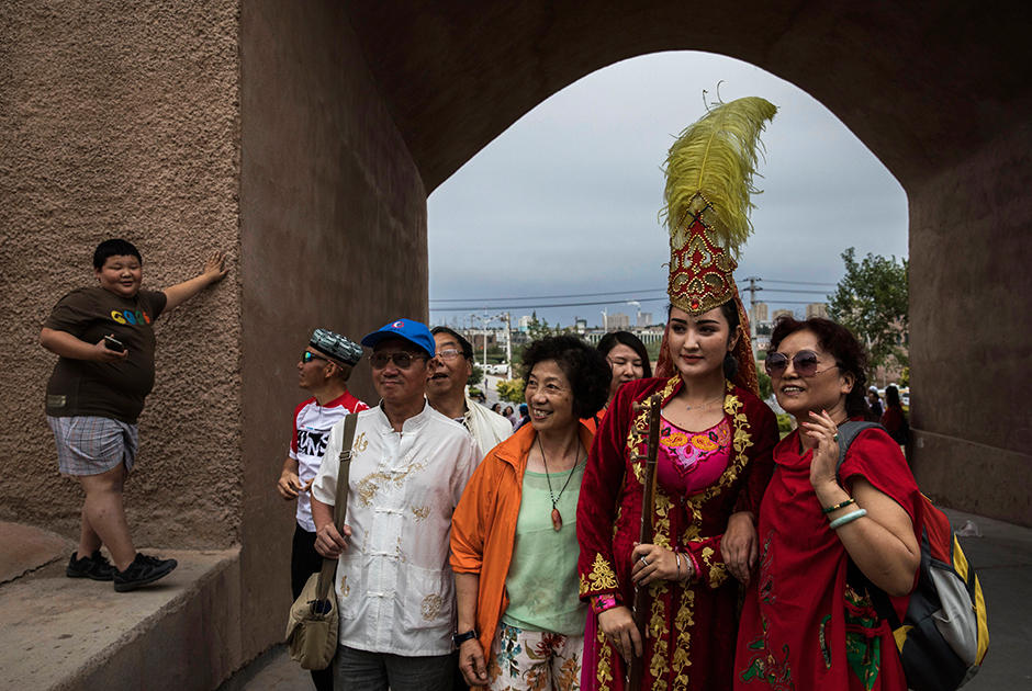 Для ханьцев весь СУАР в целом и Кашгар в частности — настоящая экзотика. Туристы из восточных провинций с удовольствием фотографируются с девушкой, одетой в праздничный уйгурский костюм. Местное население с недоверием относится к попыткам Пекина развивать регион и резко отрицательно — к миграции ханьцев. С 2010 года Кашгар — особая экономическая зона.