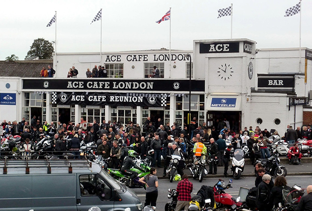 Ace Cafe в Лондоне — культовое для всех тон-ап-боев место. Именно здесь в 1950-е годы собирались кафе-рейсеры, именно здесь стартовали их уличные гонки, именно здесь сейчас проходит фестиваль Ace Cafe Reunion — главное байк-событие в Великобритании. 