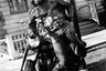 Законодатель байкерской моды — Марлон Брандо. Именно его герой в фильме «Дикарь» стал ролевой моделью для первого поколения байкеров и задал модные тренды для всей бунтарской молодежи 1950-х.