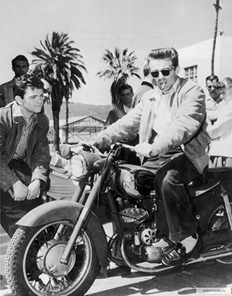 Для большинства образ Джеймса Дина неразрывно связан со спорткарами Porsche моделей 356 и 550 A Spyder, но на немецких машинах актер выступал в гонках, а по Лос-Анджелесу гонял на мотоцикле Triumph. Дин наряду с Брандо сформировали стиль американских байкеров 1950-х годов. 