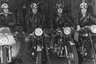 Рокеры, тон-ап бои, кафе-рейсеры — у британских мотоциклистов было много имен, но единый стиль. И модифицированные шлемы были его частью. Далеко не у всех были деньги на гибрид Triton, но и более близкие к серийным мотоциклы позволяли развивать 100 миль в час. На фото: BSA Gold Star, Royal Enfield и Triumph.