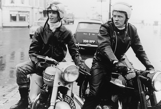 Фильм «Кожаные парни» (The Leather boys) — британская драма 1964 года, один из первых английских фильмов, снятых по голливудским лекалам. Его герои — настоящие иконы стиля рокеров начала 1960-х: шелковые шарфы, подвернутые джинсы, кожаные куртки, сапоги и перчатки.