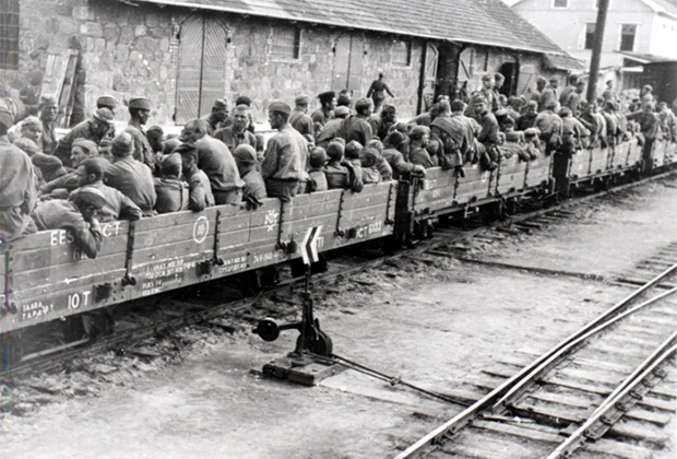 Военнопленные на открытых железнодорожных платформах. 1941 год