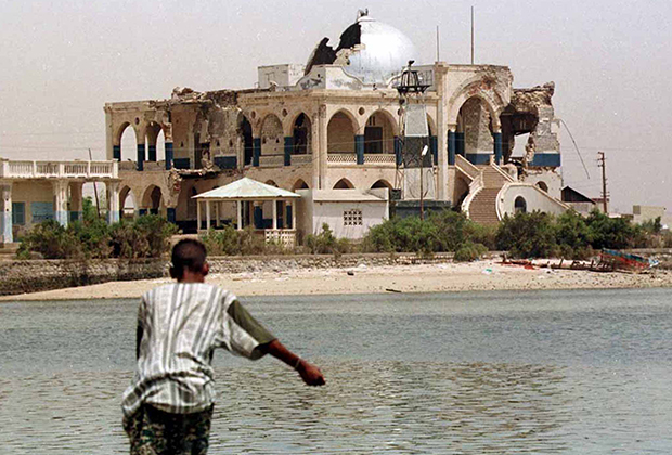 Дворец Хайле Селассие в портовом городе Массауа, что в Эритрее, выглядит сейчас так. Он серьезно пострадал во время войны между Эфиопией и Эритреей. Правительство получившей независимость Эритреи решило сохранить дворец в качестве национального монумента, напоминающего о той войне. 
