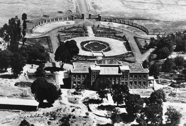 Построенный специально для нового императора дворец в Аддис-Абебе, 1935 год.  