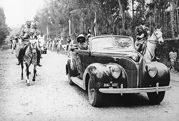 Его императорское величество в кабриолете и с эскортом кавалерии после пятилетнего изгнания возвращается в освобожденную британцами Аддис-Абебу. 