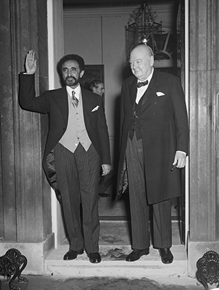 Хайле Селассие и сам любил путешествовать. В 1954 году император посетил Великобританию, где встретился с премьер-министром Уинстоном Черчиллем. В честь эфиопского монарха был дан торжественный обед на Даунинг-стрит, 10. 
