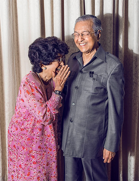 На фото — премьер-министр Малайзии Махатхир Мохамад и его жена. Мохамад является политическим долгожителем, его карьера длится более 40 лет. На этом портрете он изображен в иной ипостаси — в роли любящего мужа.