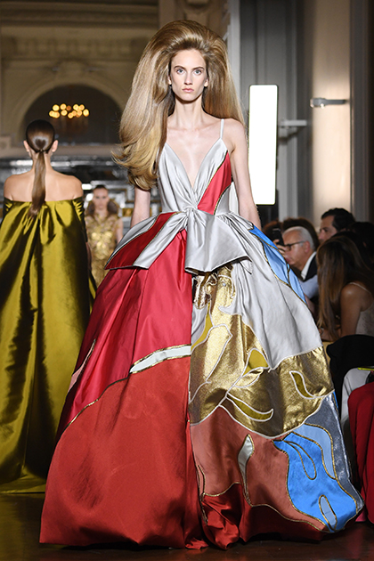 Оставшись один у руля Valentino после ухода Марии Грации Кьюри в Dior, Пьерпаоло Пиччоли развернулся на всю катушку: прически с начесом, драпировки, яркие цвета, объемные оборки, пикантные вырезы — Мария-Антуанетта бы оценила. 