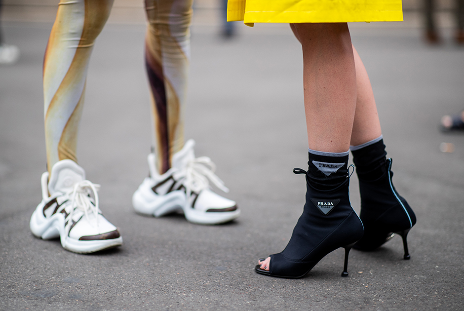 Немка Каролин Даур (справа) в повседневной жизни предпочитает кроссовки, но ради показа Schiaparelli надела каблуки Prada. Впрочем, ее примеру последовали далеко не все.  