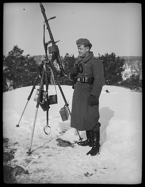 Немецкий солдат во время патрулирования. Норвегия, 1940 год.
