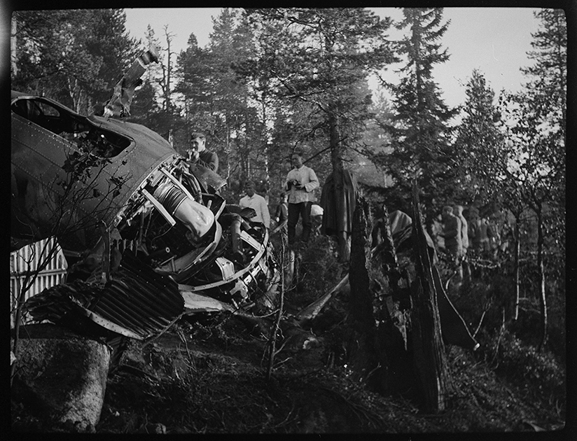 Немецкие солдаты осматривают сбитый самолет. Норвегия, 1940 год.