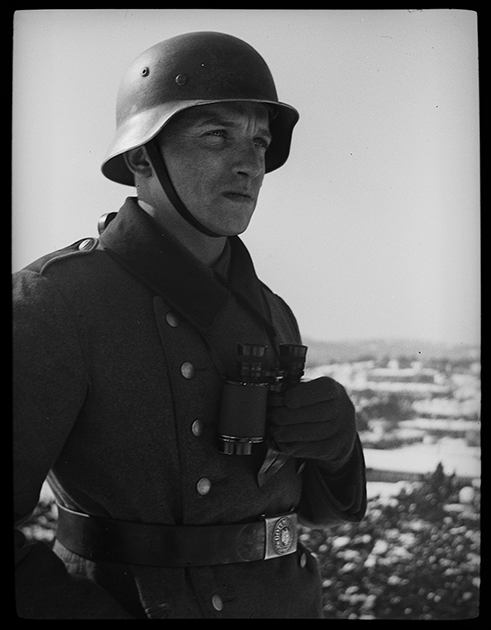 Немецкий солдат во время патрулирования. Норвегия, 1940 год.

