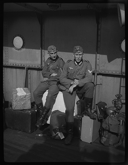 Немецкие солдаты с вещами на борту корабля. Норвегия, 1940 год.