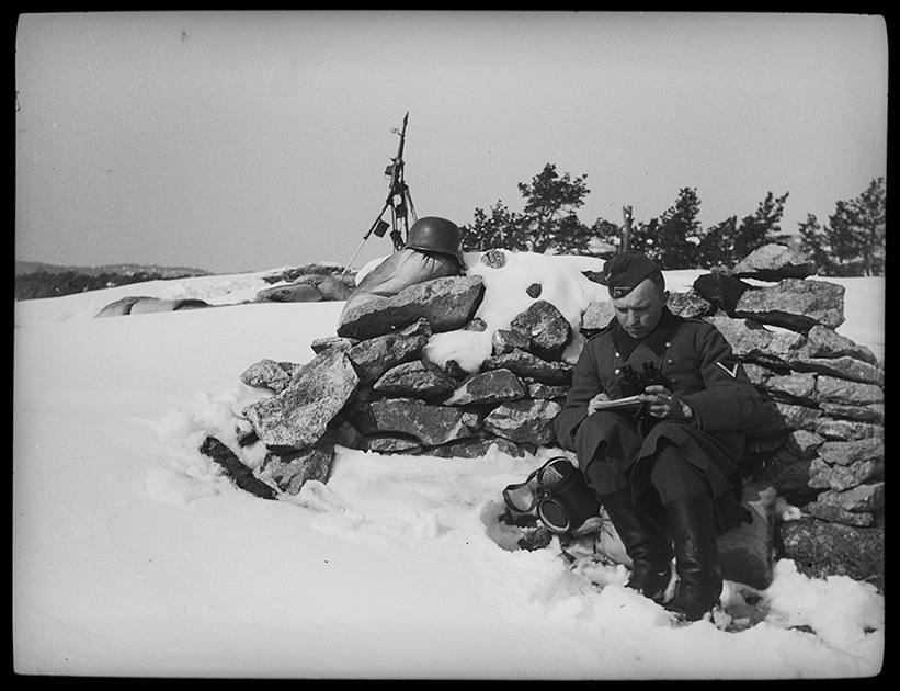 Немецкий солдат пишет письмо с фронта. Норвегия, 1940 год.