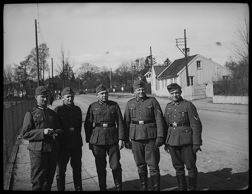Пятеро немецких солдат на улице города. Норвегия, 1940 год.
