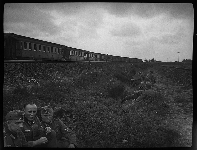 Немецкие солдаты ждут посадки на поезд. Норвегия, 1940 год.