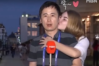 Поцеловавших корейского репортера россиянок обвинили в домогательствах