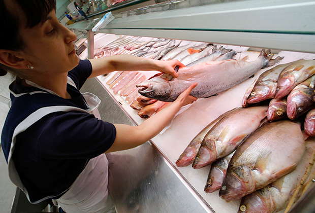 Продажа норвежского лосося на рынке в Петербурге.