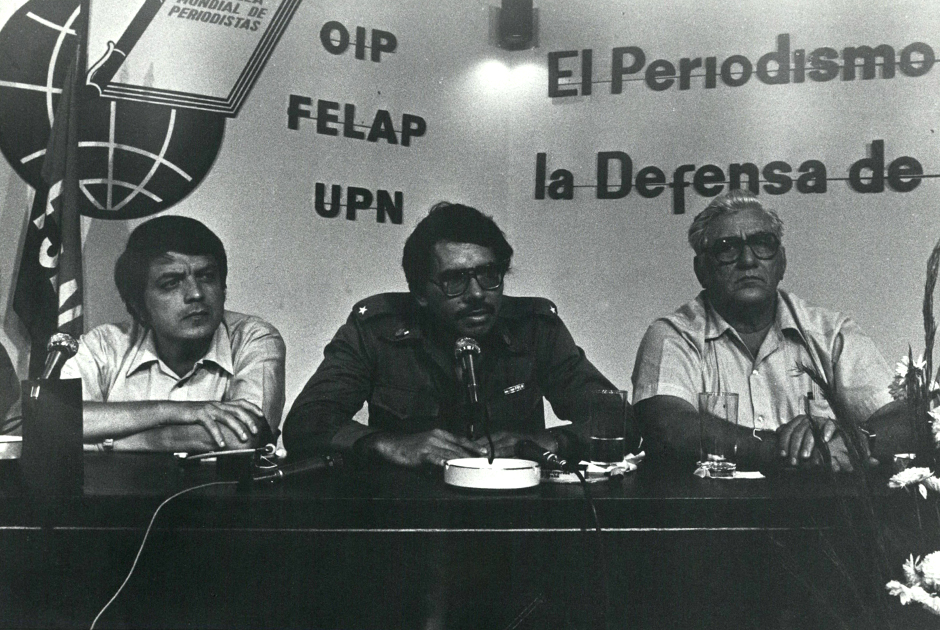 Родившийся в небольшом никарагуанском городке Хосе Даниэль Ортега Сааведра впервые был арестован и отправлен в тюрьму за революционную деятельность в 15 лет. Это не только не уняло пыл молодого никарагуанца, но напротив — воодушевило его. Спустя пять лет он вошел в состав Национального руководства Сандинистского фронта национального освобождения (СНФО) — политической партии, основанной в 1961 году и названной в честь лидера национально-освободительного движения Никарагуа начала XX века Аугусто Сесара Сандино. Ультралевые сандинисты боролись за свержение режима Анастасио Сомосы, предки которого убили Сандино и пришли к власти в 1937 году. 