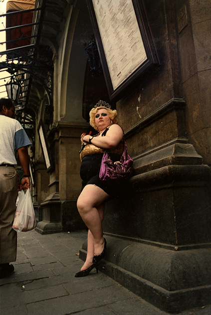 С разницей в 20 лет фотографы Джейн Эвелин Этвуд и Жоан Колом запечатлели пульсирующую жизнь двух легендарных, но неоднозначно воспринимаемых районов Парижа и Барселоны. Пигаль в конце 1970‑х и Баррио-Чино в 1990-2000-х были бьющимися сердцами европейских городов, одновременно являющихся центрами туризма и проституции.