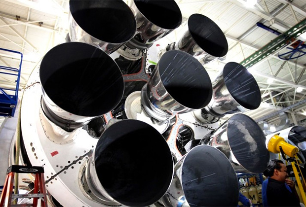 Девять двигателей Merlin 1D+ первой ступени тяжелой ракеты Falcon 9