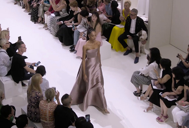 Модель с дредами закрывает показ Dior на Неделе высокой моды в Париже (2018)