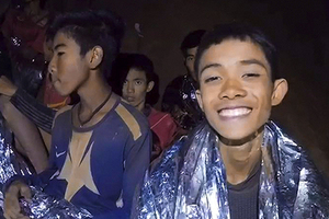 Детей из пещеры в Таиланде спасли Они просидели в темноте две недели и выжили. Илон Маск не пригодился