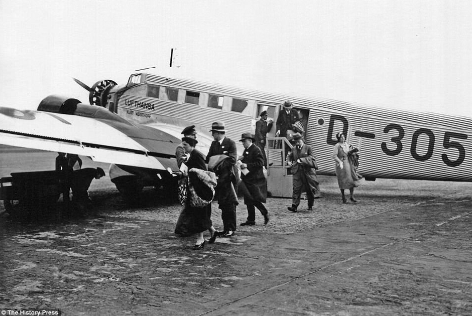 Junkers JU.52/3m — базовый самолет Lufthansa с начала его производства в 1932 году и до 1950-х. Отличительной чертой «Тетушки Ю», как прозвали самолет, был фюзеляж из гофрированного алюминия и трио звездообразных двигателей BMW 132. Салон вмещал всего 17 пассажиров, а на рейс из нацистского Берлина в фашистский Рим Junkers тратил целых восемь часов. 