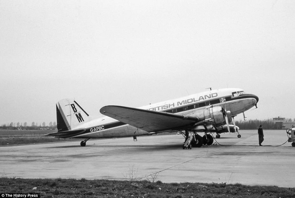 Douglas DC-3 — самолет, совершивший революцию в пассажирской авиации. Он был быстр — максимальная скорость составляла 333 километра в час, обладал достаточно большой дальностью в 2400 километров, мог взлетать с грунтовых аэродромов и с коротких ВПП. DC-3 использовали 24 авиакомпании в США, Европе и Латинской Америке.  