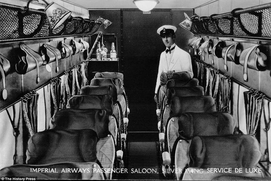 В 1920-е и 1930-е годы полет на самолете могли себе позволить лишь представители элиты, поэтому салоны самолетов были оборудованы максимально роскошно: мягкие кресла с подушечками и подставками для ног, бархатные шторки на окнах и услужливый стюард, всегда готовый предложить что-нибудь покрепче. 