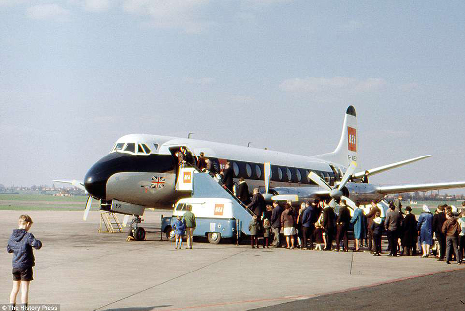 После войны поршневые самолеты почти сразу уступили место в небе реактивным и турбовинтовым самолетам. Первые использовались на дальних дистанциях, а роль ближне- и среднемагистральных взяли на себя самолеты с газовыми турбинами. Первым таким самолетом стал британский Vickers Viscount, выпускавшийся с 1948-го по 1963 годы. Viscount считается одним из самых коммерчески успешных британских самолетов в истории: свой первый рейс он совершил в 1953 году, а последний — в 2009 году. 