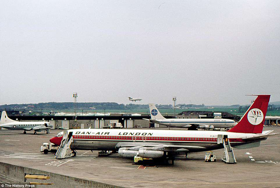 Boeing 707 был далеко не первым реактивным авиалайнером: его опередили британский de Havilland Comet, французский Sud Aviation Caravelle и Ту-104. Но именно 707-й стал первым по-настоящему успешным реактивным лайнером. Он разгонялся до 977 километров в час, дальность полета достигала 9 тысяч 300 километров, а на борт 707-й мог взять до 194 пассажиров. Самолет производился с 1957-го по 1979 годы, всего было выпущено 1010 лайнеров. Свой последний рейс Boeing 707 иранской авиакомпании Saha Airlines совершил в 2013 году.  