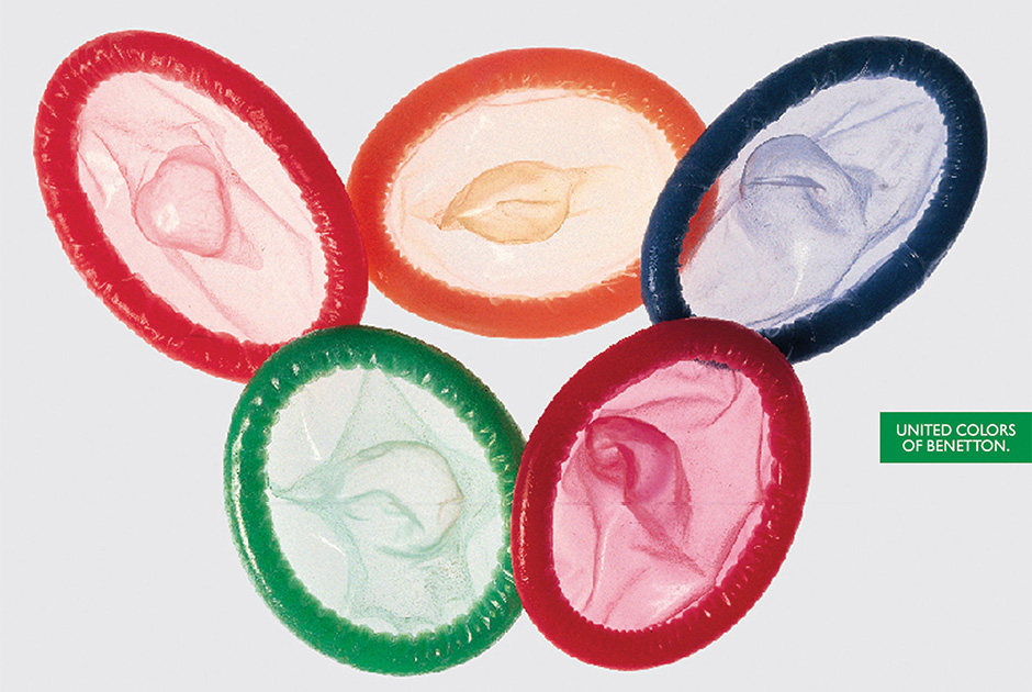 Несколько менее провокационная, но вполне доходчивая анти-СПИД-реклама превратила цветные презервативы в аллегорию олимпийских колец, символизирующих континенты. Посыл считывается моментально: компания United Colors of Benetton объединяет не только цвета, но и части света в борьбе со смертельной болезнью и предлагает использовать барьерную контрацепцию. Кстати, цветные кондомы действительно некоторое время продавались в магазинах марки.
