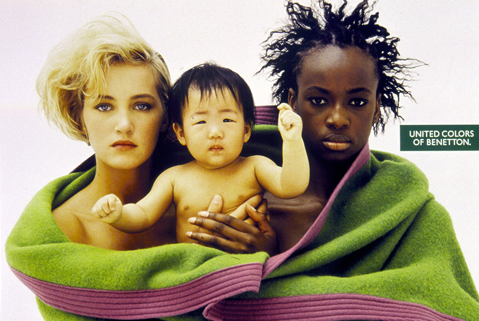 Еще одна реклама антирасистской направленности: в один плед (очевидно, марки United Colors of Benetton) завернуто целое семейство: белая женщина-блондинка с подругой африканской внешности и маленький ребенок — явно из Юго-Восточной Азии. В наши дни такой «набор» никого не удивляет, но в 1980-е и даже в 1990-е годы это был прорыв.