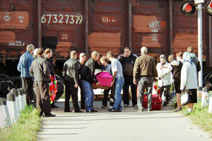 Прокуроры помогут переносящим гробы под поездами россиянам