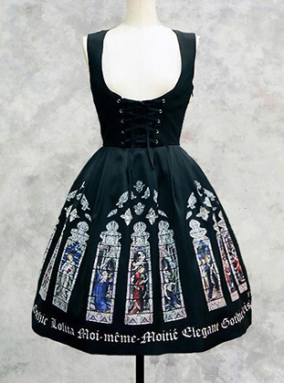 Типичное платье ГосуРори от Moi-meme-Moitie с принтом в виде готических витражей. Успех бренда японского музыканта и модельера Маны привел к появлению десятка компаний, специализирующихся на одежде для готических Лолит. 