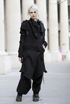 Готическая эстетика вдохновляет и столь далеких от субкультуры людей, как Шарлотта Фри. Модель выбрала total-black и готический макияж во время Парижской недели мужской моды в январе 2015 года.
