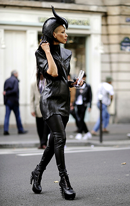 Известная тусовщица и блогер доминиканка Лили Гатинс просто обожает черный цвет и регулярно поражает всех необычными костюмами. На Парижскую неделю моды в сентябре 2014 года она пришла в образе ведьмы Малефисенты. 
