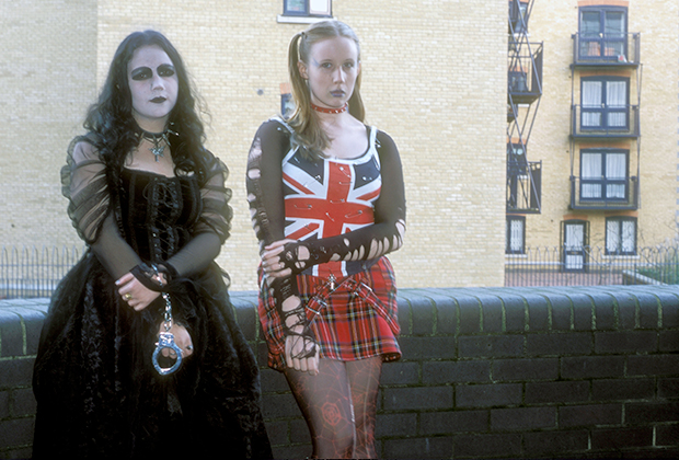 Әйелі мен достарының саунадағы суреті