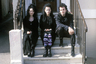 Трое готов сидят на крыльце дома в Уитби, что в британском Йоркшире. Фото сделано в 1992 году, когда готическая субкультура переживала второе рождение, выходя за рамки одного музыкального жанра. 