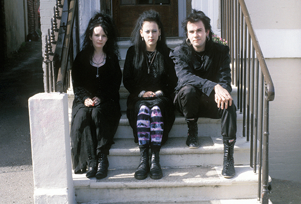 Трое готов сидят на крыльце дома в Уитби, что в британском Йоркшире. Фото сделано в 1992 году, когда готическая субкультура переживала второе рождение, выходя за рамки одного музыкального жанра. 