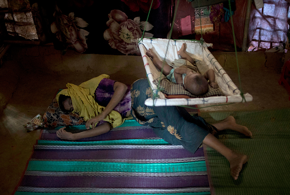 В августе 2017 года боевики-рохинджа напали на правительственные войска, чтобы привлечь внимание к положению своего народа. В ответ они получили массовые зачистки деревень. В итоге в Бангладеш бежали около 700 тысяч человек.

Среди зверств солдат были изнасилования ни в чем не повинных женщин и девочек. Как выяснили журналисты, чаще всего военнослужащие группой вламывались в дома, избивали женщин, а затем по очереди их насиловали. Это происходило в разных деревнях и носило систематический характер.