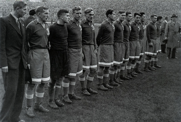 13 ноября 1945 года. Лондон, стадион «Стэмфорд Бридж». Динамовцы Москвы перед игрой с «Челси»
