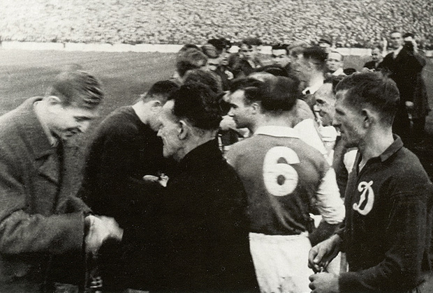 17 ноября 1945 года. Кардифф, стадион «Ниньен Парк». Михаил Якушин — крайний слева