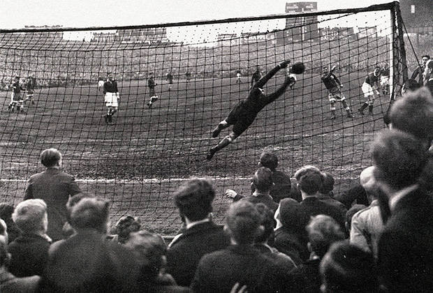13 ноября 1945 года. Лондон, стадион «Стэмфорд Бридж». Тигр Хомич вытаскивает еще один «мертвый» мяч