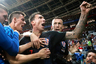 Гол Марио Манджукича вывел Хорватию в исторический финал чемпионата мира. Форвард отметился во втором дополнительном тайме матча с англичанами и на радостях снес фотографа. Впрочем, никто не пострадал. 
